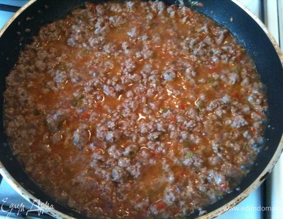 Фарш с овощным пюре посолить, приправить специями по вкусу и влить вино. Продолжать тушить.