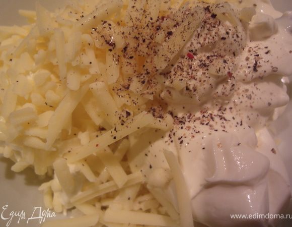 В отдельной посуде смешать сыр Пармезан, крим-чиз, майонез, сливки (35%), лимонный сок, сваренный чеснок, соль и перец. Вилкой все тщательно перемешать. Добавить брокколи (разделенную на более мелкие соцветия) и еще раз аккуратно перемешать. (В моем случае я сюда же добавила уже упомянутую поджаренную курочку и грибочки).