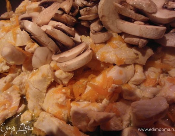 Если поступаете как я, т.е. решили добавить курочку и грибы, то их обжарить на оливковом масле, а если нет, то сразу переходите к следующему шагу (№ 3).