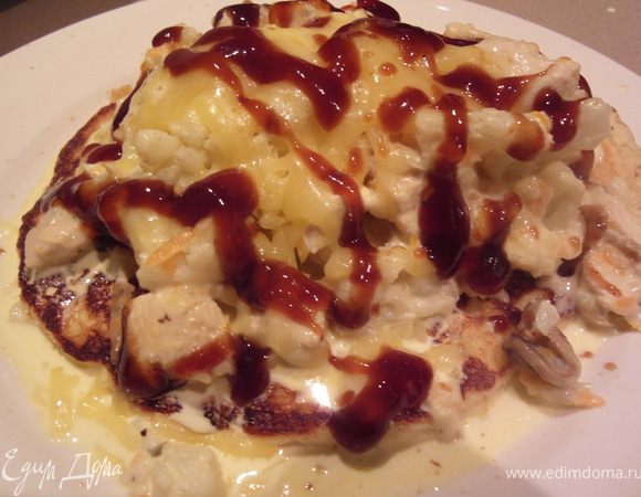 Разложить брокколи, а точнее смесь с ней на блинчики и завернуть. (У меня блинчики были маленькие, ну, или начинки слишком много, поэтому я не заворачивала :)) Уложить на противень или термостойкие тарелочки (для которых духовка будет безобидна) швом вниз. Посыпать сыром и немного полить сливками. Запекать при 210 градусах (190 если духовка с феном) до тех пор, как сыр "вспузырится" или расплавится (это пару минут) и "зазолотится" :) Приятного аппетита! :) П.С. И конечно же, австралийцы ничего не едят без известного BBQ соус... 