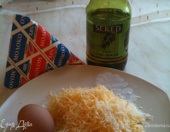 Из молока, муки, оливкового масла и сыра приготовить соус бешамель.