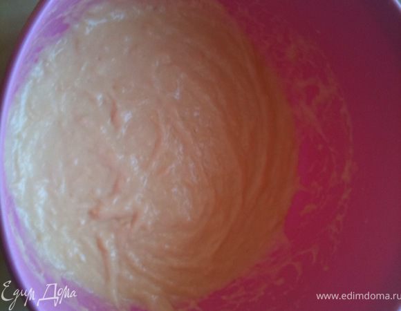 Яйцо взбить с молоком.
В небольшую кастрюльку или ковшик налить 2 ст.ложки оливкового масла и добавить муку, постоянно помешивая обжарить ее и тонкой струйкой постоянно помешивая, чтобы не было комочков, влить молочно яичную смесь. Уваривать на медленном огне, постоянно помешивая венчиком до загустения. Снять соус с огня, добавить натертый на терке сыл и быстро перемешать до однородности.