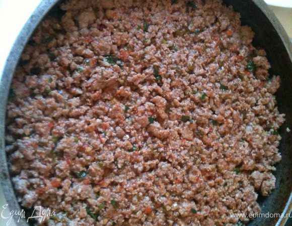 Приступаем к сборке. В сотейник, в котором у нас уже лежит слой баклажанов выложить половину фарша, накрыть второй частью баклажанов и сново фарш.