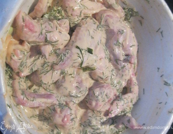 Маринад: Майонез, кетчуп, соус с чесноком, зеленый лук, укроп смешиваем с крыльями поставить в холодильник на 1 - 2 часа. 