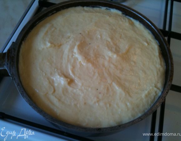 Залить соусом бешамель и поставить в предварительно разогретую до 180 градусов духовку на 30-40 минут