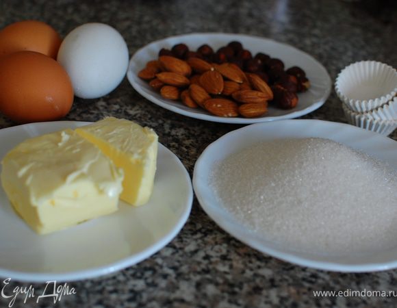 Все предельно просто.
Белки отделяем от желтков.
Сливочное масло растапливаем в сотейнике и оставляем прожариваться мин 7 на слабом огне.
Фундук поджариваем при 180 градусов мин 15.Выкладываем на полотенчик,прокатываем и снимаем шелуху.



.