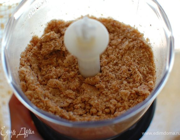 Фундук,неочищенный миндаль,сахар - перемалываем в блендере,мелко.Но!!!масса не должна начать слипаться.