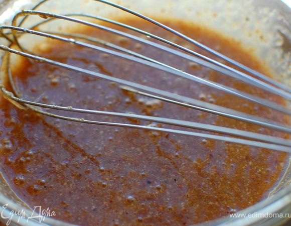 Белки вливаем к измельченной массе,вымешиваем.Добавляем растопленное масло.Еще раз вымешиваем.