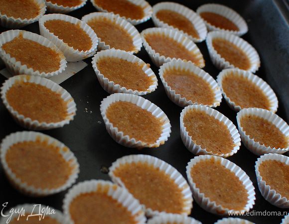 Выкладываем в формочки на 2/3.
Если у вас силиконовые формочки-не смазывайте.Если бумажные,как у меня - смажьте маслом.