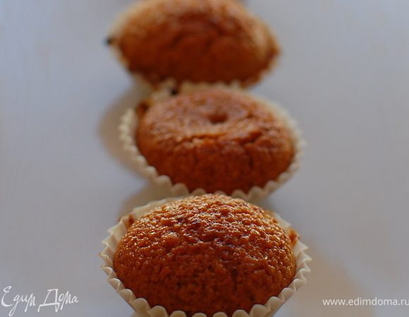 Выпекайте при 230 градусов -15мин.(Духовку заранее прогрейте.
У меня формочки маленькие диаметром 35мм.Я использовала половину порции,у меня вышло 25 формочек.)
Все, финансье готовы.Очень нежные с ореховым вкусом ,хрустящей корочкой.Рекомендую.:)))Приятного аппетита!