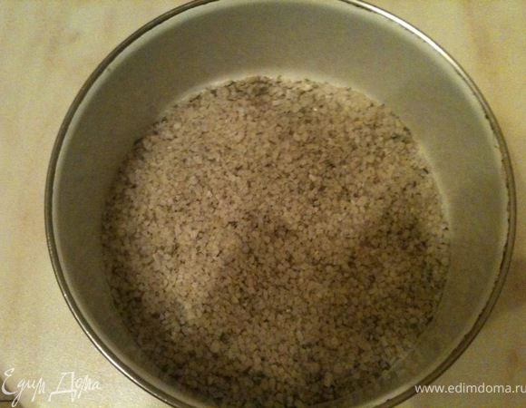 Соль (не йодированную) смешать с перцем, травами и лавровым листом (предварительно поломать).