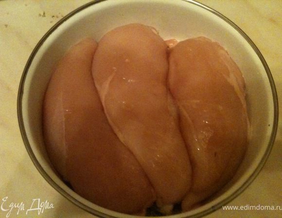 На дно формы выложить 1/2 соляной смеси и на нее плотно уложить филе.