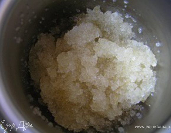 Приготовить суфле. Желатин замочить в воде до набухания, затем нагревать на водяной бане до полного растворения.