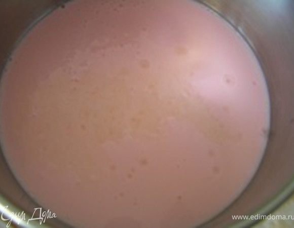 В йогурт добавить лимонный сок, желатин, тщательно перемешать. Если используете натуральный йогурт, добавьте еще сахар по вкусу.