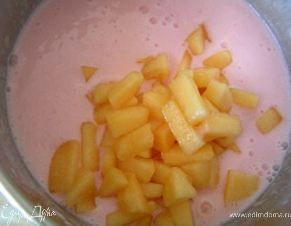 Мякоть дыни нарезать на кусочки, добавить к йогуртовой массе, перемешать.