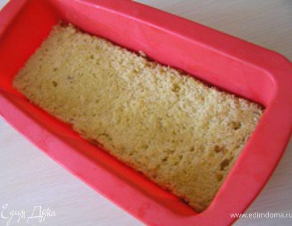 Собираем торт. Половину бисквита вернуть в форму, в которой он выпекался,