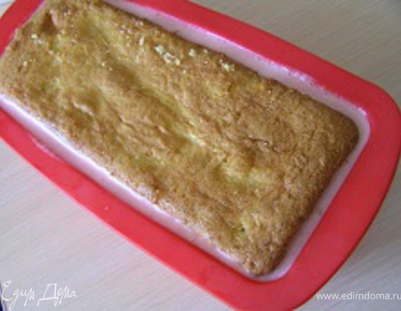 Суфле накрыть второй полловиной бисквита, слегка придавить и лучше поставить какой-нибудь груз, чтобы бисквит не всплывал. Я положила разделочную доску :) И убрать в холодильник до полного застывания часа на 2.