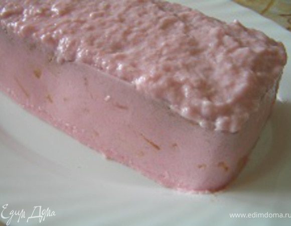 Застывший торт вынуть из формы, аккуратно перевернув на подготовленное блюдо. Из оставленного отдельно суфле сделать "верхушку", для этого просто размять застывшее суфле вилкой и аккуратно выложить на торт.