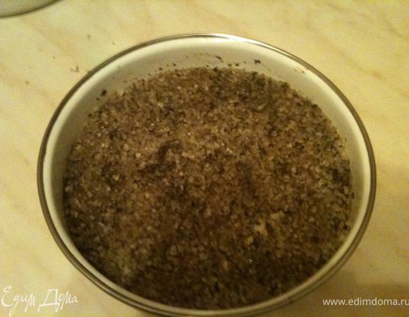 На филе выложить оставшуюся соляную смесь, чтобы она полностью закрыла филе. Закрыть форму и поставить в холодильник на 24 часа.