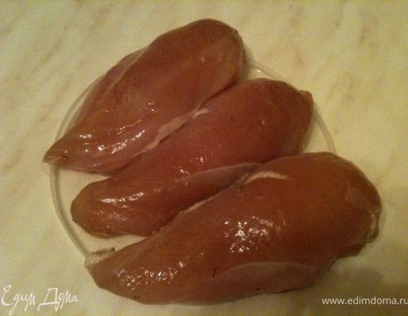 Филе достать из холодильника, очень хорошо промыть под проточной водой.