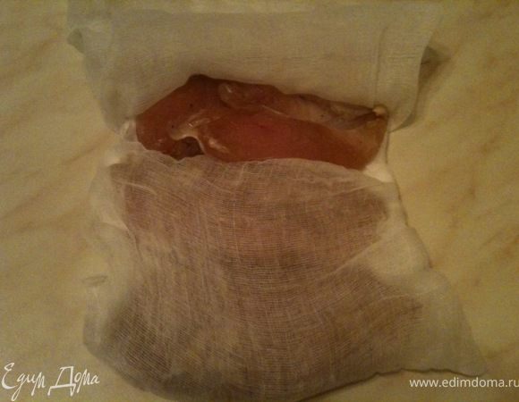 Обсушеное филе завернуть в марлю или другую хлопковую ткань. Хранить в обычном судочке в холодильнике. Приятного аппетита!