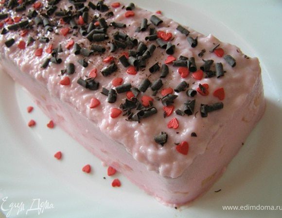 Затем посыпать сверху шоколадной стружкой и сахарными сердечками. Приятного аппетита! :)