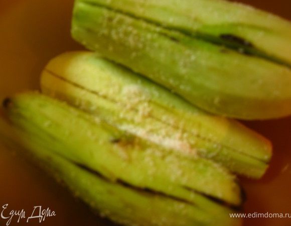 Баклажаны очистить от кожицы, разрезать вдоль на 2/3, посолить и оставить на ночь.