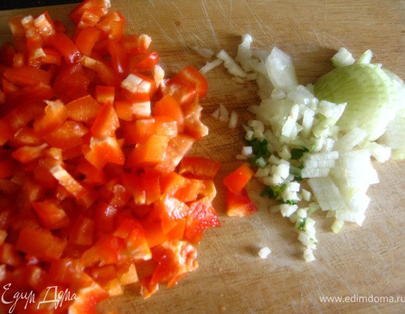 Для соуса: Помидоры заливаем кипятком на 10 минут, очищаем от кожицы режем мелкими кубиками.Лук, чеснок,сладкий  перец и зелень мелко нарезаем. 