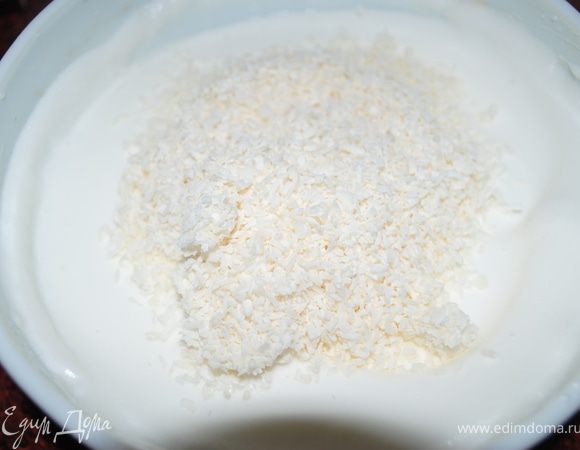 взбивая добавить стружку и кокосовое молоко