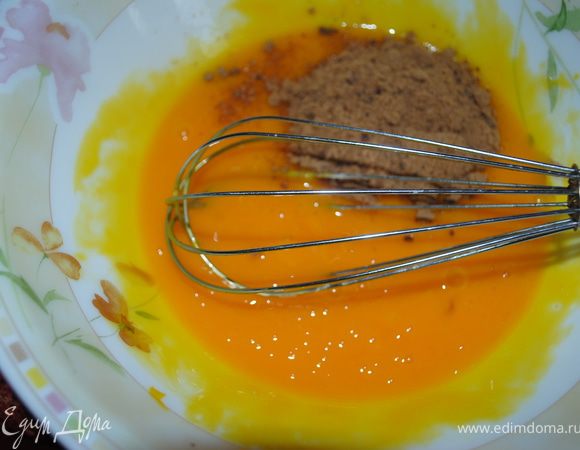 отдельно взбить яйца с сахаром