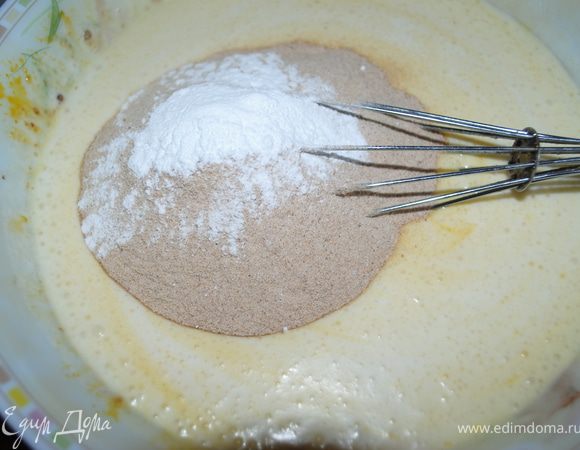 добавить муку, разрыхлитель, белки и все хорошо перемешать.