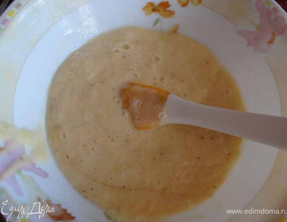 Банан сбить блендером, добавить масло, сахар, яйцо, муку ванилин и замесить тесто.