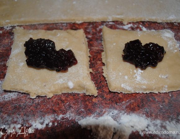 Тесто тонко раскатать " подпыляя" его мукой, нарезать ромбиками. На срединку каждого ромбика положить джем, соеденить края ромбов с двух сторон.