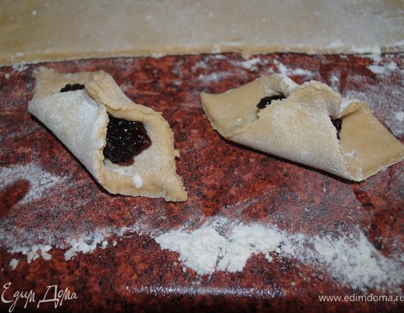 Выложить печенье на промасленный противень и выпекать 20 минут. Посыпать сахарной пудрой.