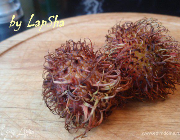 Вот так выглядит рамбутан. При его покупке обратите внимание на так называемые "волосики". Они должны быть мягкие и эластичные, иначе он считается высохшим и не достаточно сочным.