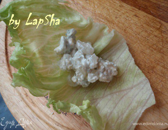 На салатный лист выложить ложечку начинки.