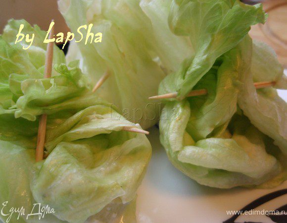 Можно свернуть в мешочки и закрепить зубочисткой или свернуть рулетики и уложить швом вниз.