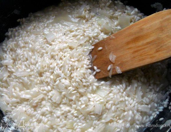 Огонь убавить до среднего или ниже среднего. Добавить часть бульона (примерно половник) и оставить на среднем огне, на пару минут, пока жидкость не впитается. ***Далее все скучно и схематично - продолжать подливать бульон по мере необходимости:)***. 