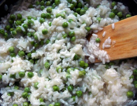 Минут за 5 до готовности ризотто добавить горошек, можно предварительно не размораживая...