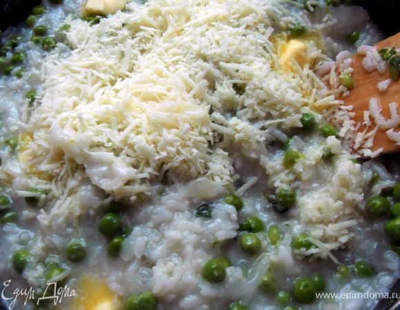 Добавить в ризотто пармезан и сливочное масло ***если слишком сухой рис - еще жидкости!***, размешать, накрыть крышкой и оставить на 3 минуты, дойти.