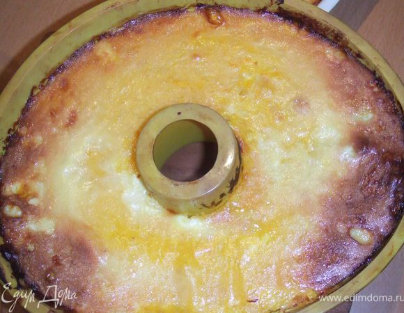 Берем тыкву моем, чистим от кожуры и семян. Режем на мелкие кубики. В кастрюлю залить молоком, оно должно закипеть, затем всыпать рис, его нужно посолить и варить до готовности. Рисовую кашу нужно остудить, добавить по одному  яйцу,распаренный изюм и ванилин,   перемешать и выложить ровным слоем в форму, предварительно смазанную маслом. Кашу смазать смесью из яйца и сметаны. Поставить в духовку и печь при 180 гр. до золотистой корочки. 