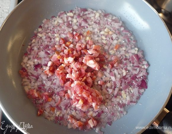 Добавить шпик, дать немного растопиться.