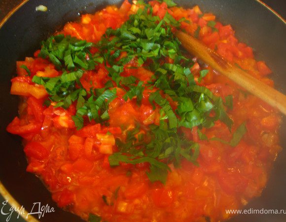 Наливаем в сковороду оливковое масло и в течении 1 минуты обжариваем лук и чеснок. Добавляем сладкий перец и помидоры. Тушим под закрытой крышкой 5 минут. Добавляем мелко нарезанный сельдерей. Соус готов.