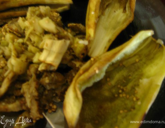 У остывших баклажан аккуратно чайной ложкой удаляем мякоть и мелко нарезаем.