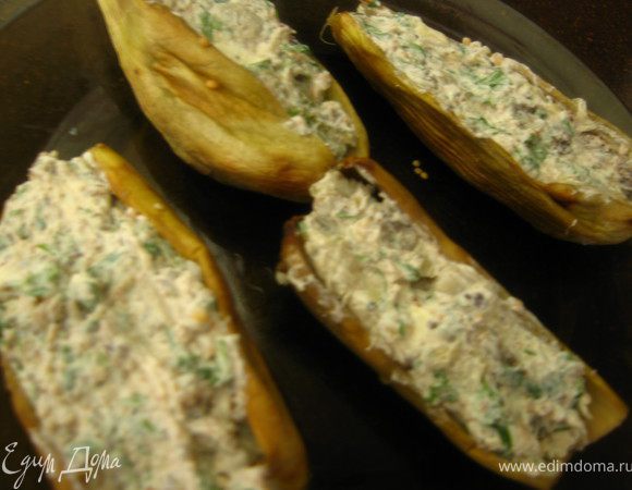 Положить начинку внутрь баклажан.