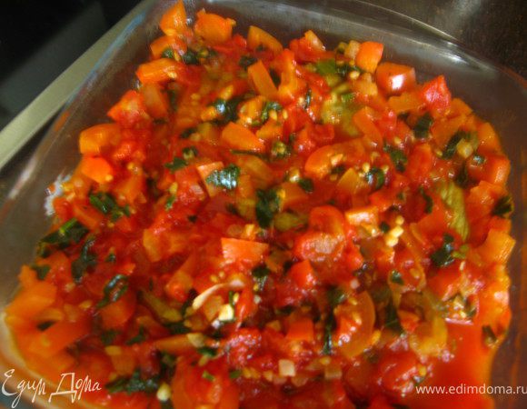 Уложить в форму разрезами вниз. Залить соусом и поставить в разогретую духовку (190гр)на 35-40 минут.