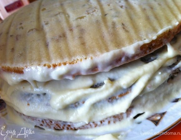 Пока коржи остывают - делаем крем:
Масло предварительно достать из холодильника - должно подтаять при комнатной температуре. минут 30-40 достаточно.
Затем просто взбиваем его со сгущенкой.
Промазываем все коржи.