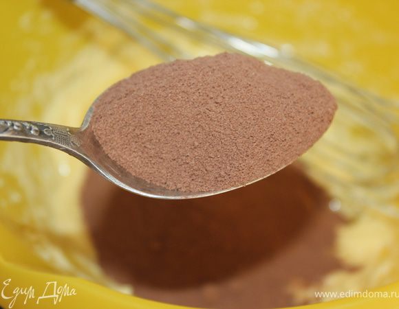 Масло взбить и добавить какао. Хорошенько все вместе взбить.