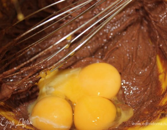Желтки отделить от белков. Желтки влейте в нашу смесь и тоже взбивайте.