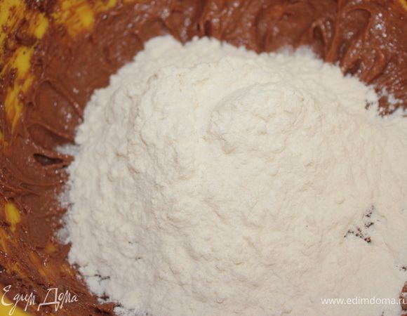 Добавьте сахар и муку и тоже все хорошенько перемешайте.